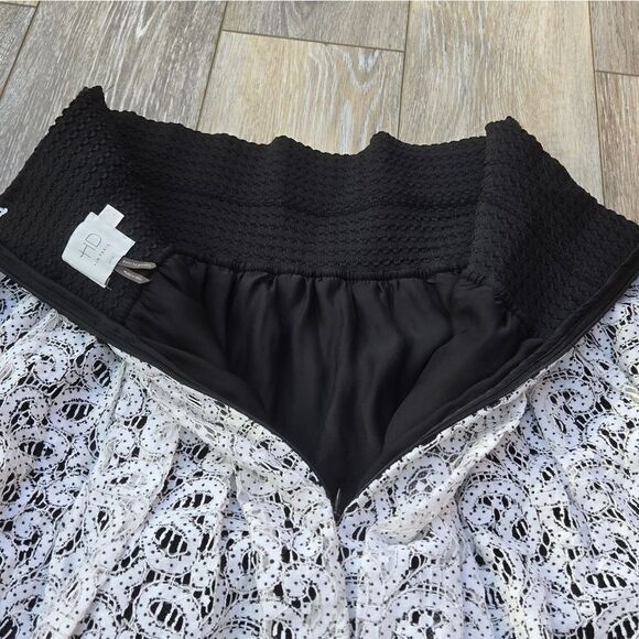 HD In Paris skirt white lace layered, black band at waist hidden back zipper L - Picture 9 of 12
